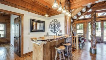 House (5 Bedrooms) | Interior