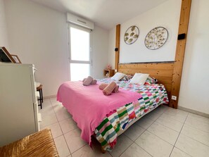 1 camera, ferro/asse da stiro, lenzuola