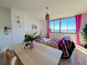 Dining - Between land and sea, T3 facing the sea (Hyères)