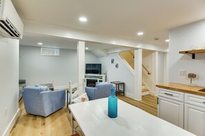 Interior - 1 Mi to Head's Beach! Nautical Family Retreat (Jamestown)
