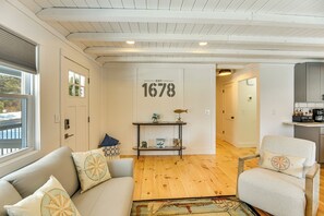 Interior - 1 Mi to Head's Beach! Nautical Family Retreat (Jamestown)