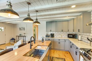 Interior - 1 Mi to Head's Beach! Nautical Family Retreat (Jamestown)