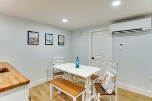 Interior - 1 Mi to Head's Beach! Nautical Family Retreat (Jamestown)