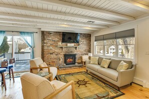Interior - 1 Mi to Head's Beach! Nautical Family Retreat (Jamestown)