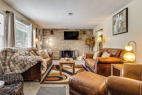 1 Mi to Butler! Family-friendly Indianapolis Home