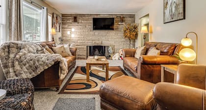 1 Mi to Butler! Family-friendly Indianapolis Home