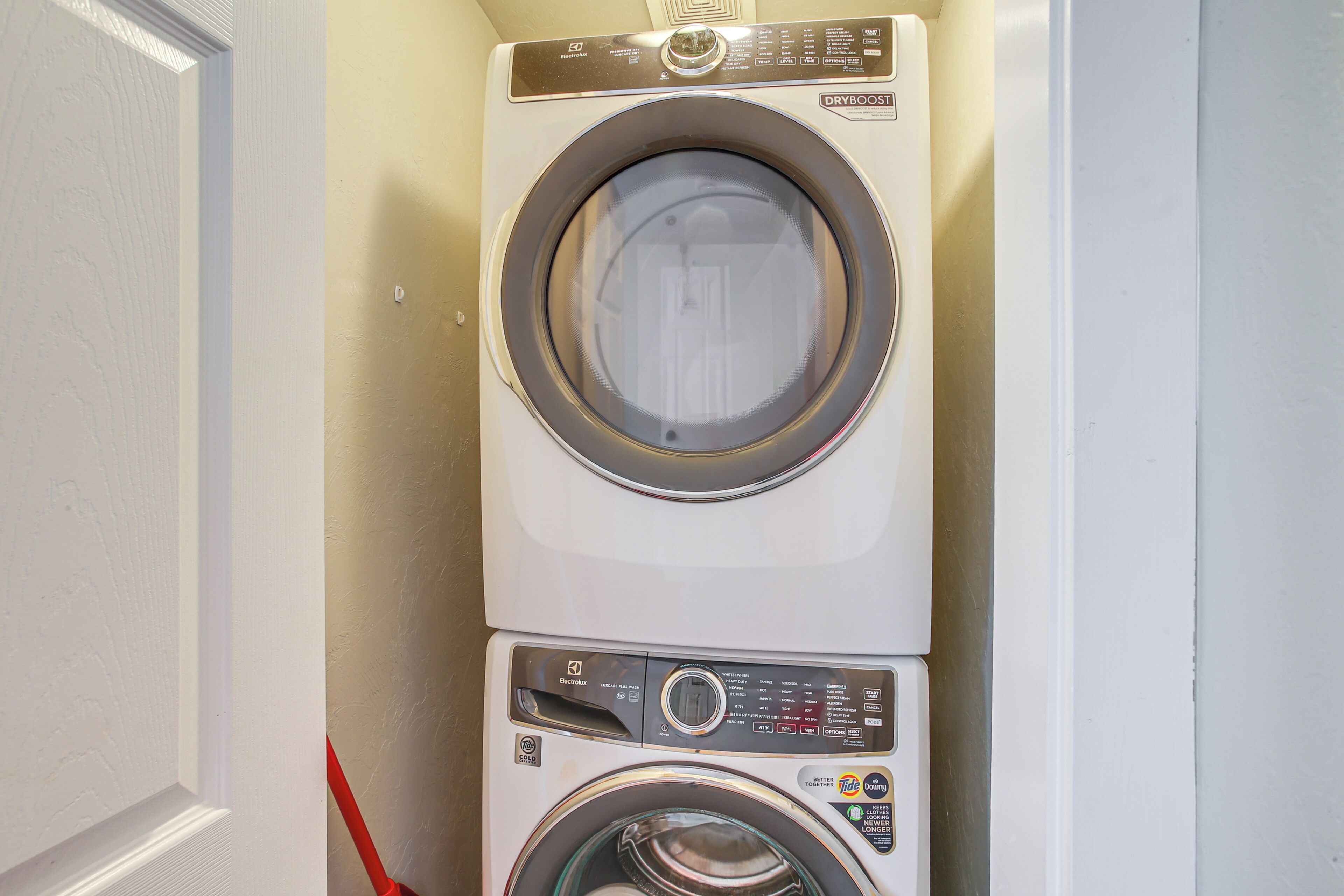 Een gestapelde wasmachine en droger in een wasserij.
