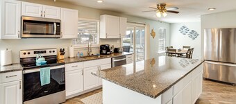 Lakeside Retreat: Large Spacious Home w/ Game Room