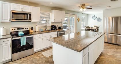 Lakeside Retreat: Large Spacious Home w/ Game Room