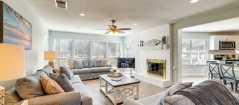 Lakeside Retreat: Large Spacious Home w/ Game Room