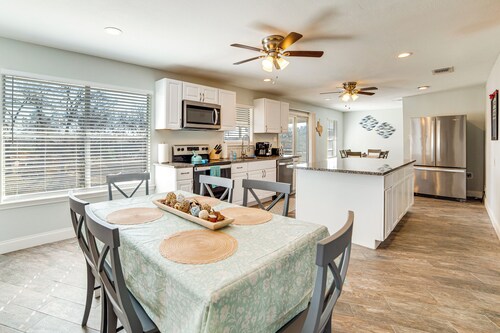 Lakeside Retreat: Large Spacious Home w/ Game Room