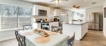 Lakeside Retreat: Large Spacious Home w/ Game Room