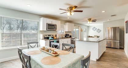 Lakeside Retreat: Large Spacious Home w/ Game Room