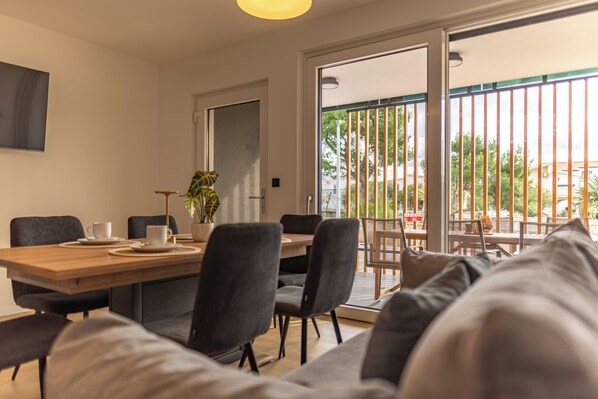 Maison de base, vue partielle sur la mer | Repas dans la chambre