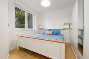 Casa básica, vista parcial al mar | Caja de seguridad en la habitación y tabla de planchar con plancha 