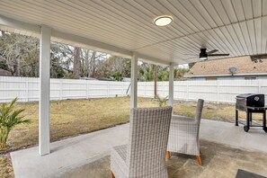 Interior - 5 Mi to Beach & Main St Pier: Quiet Family Getaway (Holly Hill)