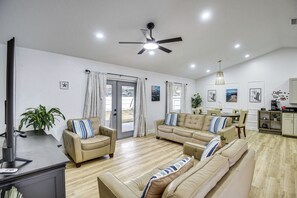 Interior - 5 Mi to Beach & Main St Pier: Quiet Family Getaway (Holly Hill)