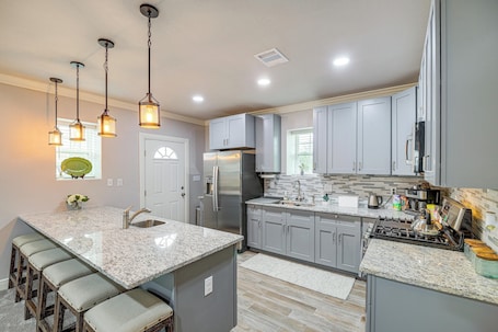 Parte interna. Fully Updated & Convenient! Baytown Home Near Dtwn