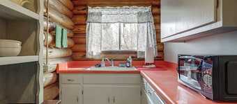 Quarter-acre Lander Cabin 7 Mi to Sinks Canyon