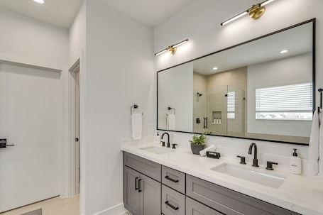 Interior. Sleek & Spacious! Prime Houston Home Near NRG