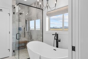 Shower, hair dryer, towels, soap - Luxury Off-Grid Cabin with Stargazing Deck & Views (Fairplay)
