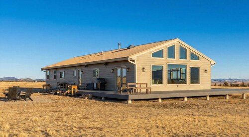 Luxury Off-Grid Cabin with Stargazing Deck & Views