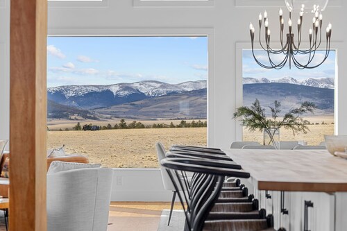 Luxury Off-Grid Cabin with Stargazing Deck & Views