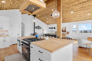 Fridge, microwave, oven, stovetop - Luxury Off-Grid Cabin with Stargazing Deck & Views (Fairplay)