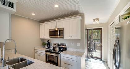 Golf Course Views! Couple's Retreat in Diamondhead