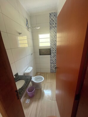 Douche, bidet, papier toilette