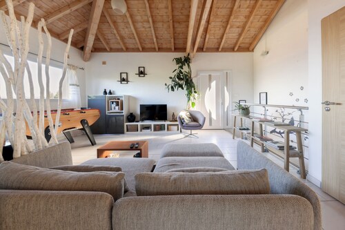 Family home, lake view, Zen garden, home cinema