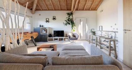 Family home, lake view, Zen garden, home cinema