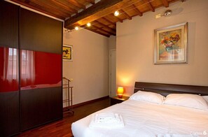 2 bedrooms, desk, iron/ironing board - La Casa del Sensale is an apartment with a Tuscan character, where you can enjoy an authentic atmosphere.the apartment consists of 1 very bright living room with kitchen and double sofa bed, the sleeping area of ​​1 double bedroom, 1 double bedroom w (Lucca)
