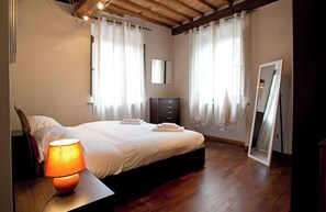 2 chambres, bureau, fer et planche à repasser