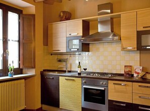 Fridge, microwave, dishwasher, coffee/tea maker - La Casa del Sensale is an apartment with a Tuscan character, where you can enjoy an authentic atmosphere.the apartment consists of 1 very bright living room with kitchen and double sofa bed, the sleeping area of ​​1 double bedroom, 1 double bedroom w (Lucca)