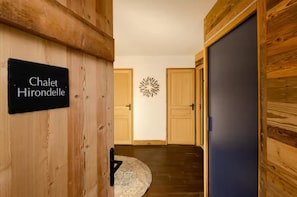 A wooden hallway with a sign reading "Chalet Hirondelle." - Hirondelle Chalet (Sainte-Foy-Tarentaise)