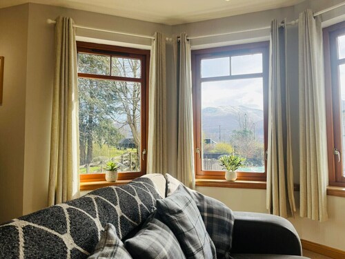 Lock SIX Canalside Apartments