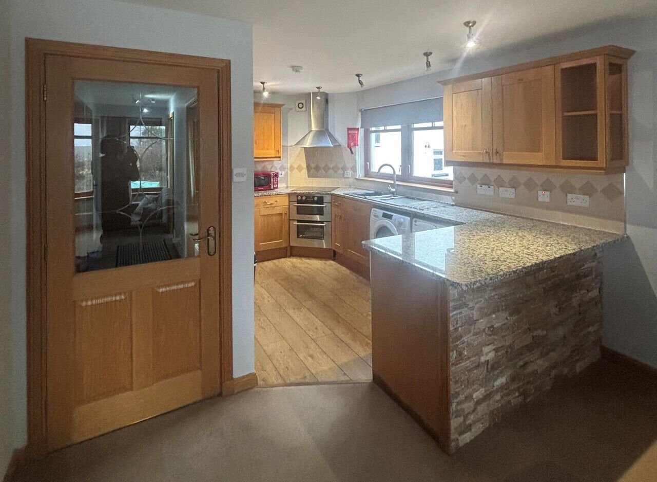 Een koelkast, een magnetron, een oven, een vaatwasser