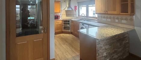 Een koelkast, een magnetron, een oven, een vaatwasser