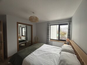 2 bedrooms, iron/ironing board, travel cot, WiFi - Lock 6 Canalside Apartments (Fort William)