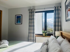 2 dormitoris, planxa i posts de planxar, un bressol de viatge i wifi 