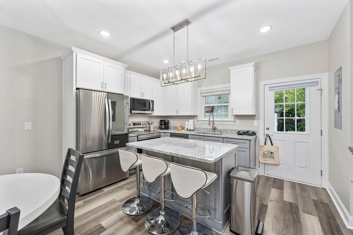 Réfrigérateur, four à micro-ondes, un four, surface de cuisson