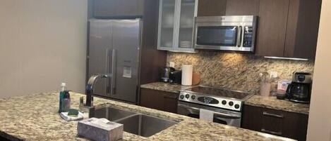 雪櫃、微波爐、焗爐、爐具