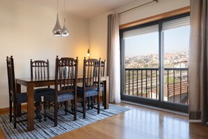 Dining - Holiday Home 'Wander  Unwind - Wine Cellars' with Wi-Fi (Vila Nova de Gaia)