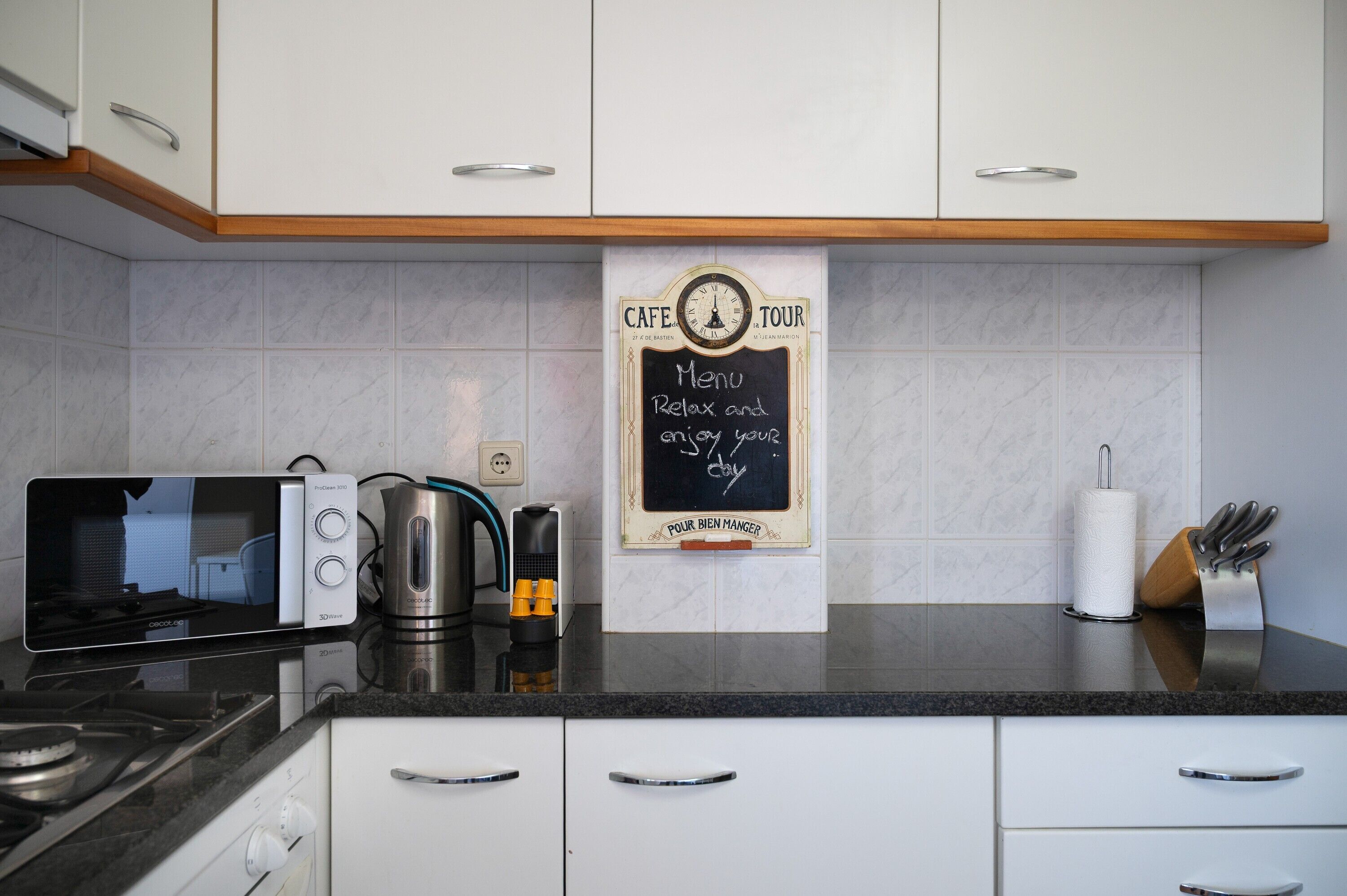 Frigorifero, microonde, forno, piano cottura