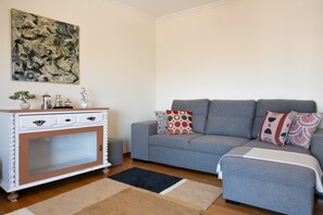 TV - Holiday Home 'Wander  Unwind - Wine Cellars' with Wi-Fi (Vila Nova de Gaia)
