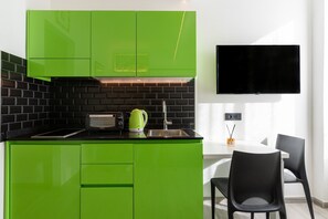 Frigorífico, microondas, horno y placa de cocina