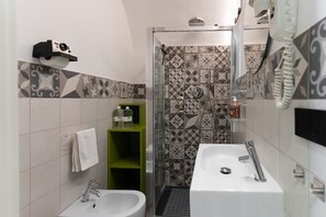 Dusj, hårføner og håndklær