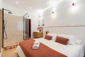 5 bedrooms, desk, iron/ironing board, travel cot - Avant-Garde Five-Bedroom Apartment Near Gran Vía, Madrid (Madrid)