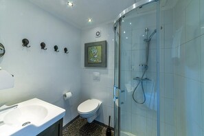 Deluxe háromágyas szoba, fürdőszobával (1st floor) | Fürdőszoba